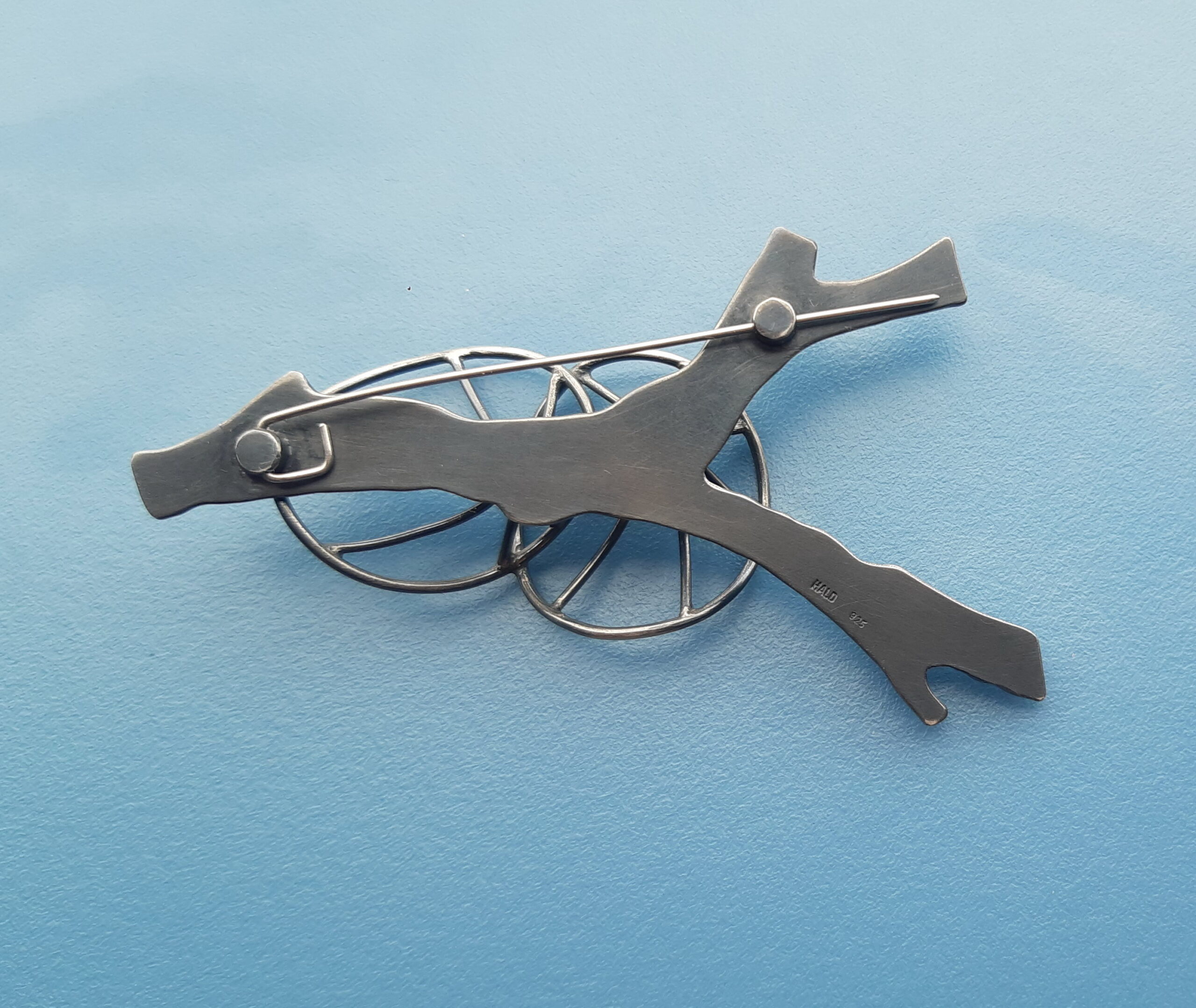 Bagside af Broche